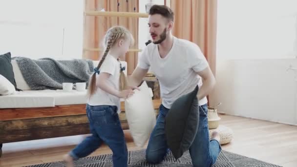 Pozytywna dziewczyna i jej ojciec walczą poduszkami — Wideo stockowe