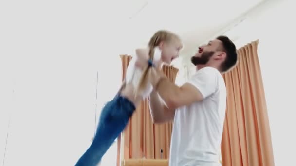 Giovane padre vomita la sua piccola figlia — Video Stock