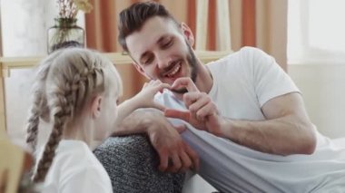 Küçük kız ve babası ellerini kalbi yapmak için kullanıyor.