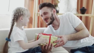 Babamızın kızından hediye paketi almasına şaşırdım.