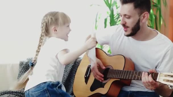 Apák napja. Meglepetés apának. A lánya gratulál apának az ünnephez.. — Stock videók