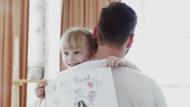 Kleine dochter tekende de tekening voor haar vader op de Vaderdag — Stockvideo