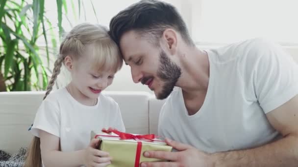 El niño le da un regalo al padre. Día del Padre — Vídeo de stock