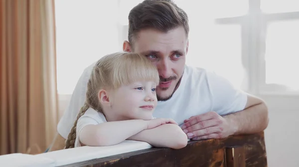 Padre e hija pasan tiempo en casa. Concepto de actividades de ocio familiar — Foto de Stock