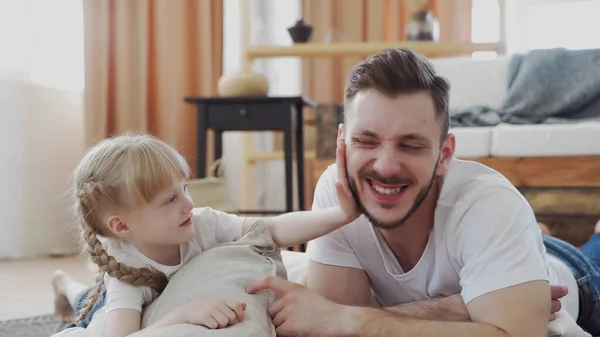 Amar a una linda hija aleja a su padre. Feliz niño y papá sintiéndose alegre. Guapo papá y su linda niña se abraza juntos, comparte el amor en padre — Foto de Stock