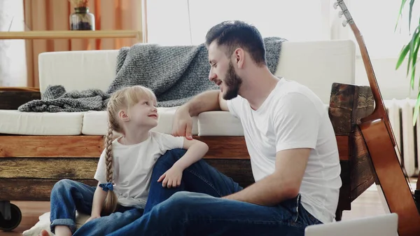 Feliz familia padre e hija bebé jugando en el suelo en casa — Foto de Stock