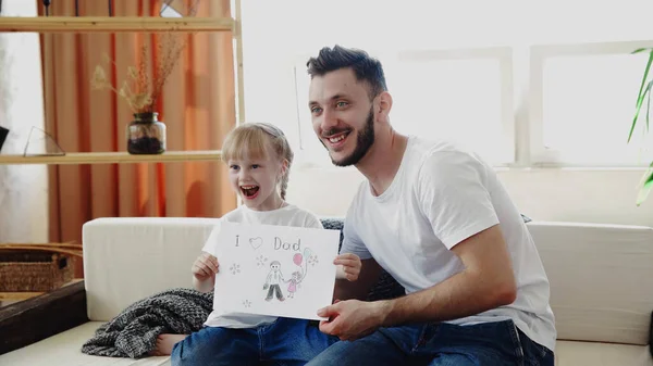 Hija felicitar padre y le da una postal me encanta papá en el día del Padre Feliz — Foto de Stock