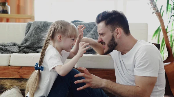 Baba-kız portresi. Sevgi dolu ve şefkatli bir baba kızıyla evde oynuyor..