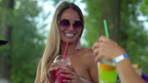 Mulheres felizes desfrutando de uma bebida na bela praia — Vídeo de Stock