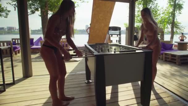 Две девушки играют в настольный футбол — стоковое видео