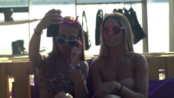 Дві щасливі жінки фотографують селфі на смартфоні — стокове відео