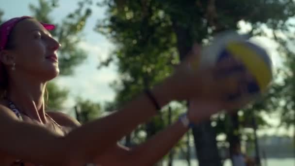 Mujer feliz jugar voleibol en la playa — Vídeos de Stock