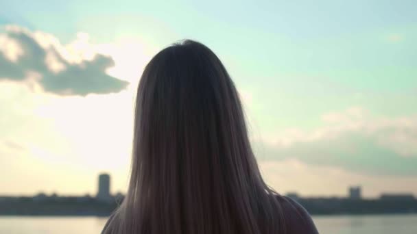 Menina fazendo coração com as mãos sobre o fundo do mar com belo pôr do sol dourado. Silhueta de braço feminino em forma de coração com o nascer do sol dentro. Conceito de férias. Férias de verão na praia . — Vídeo de Stock