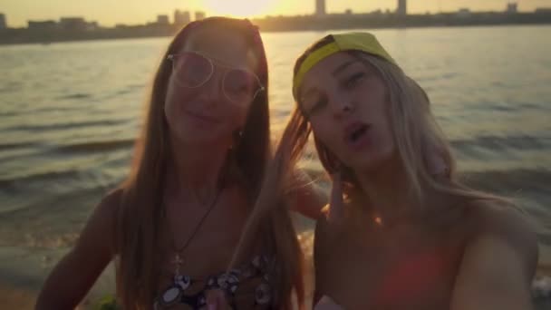 Dos mujeres felices tomando fotos selfie — Vídeo de stock