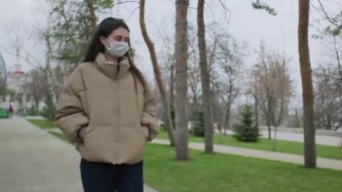 Coronavirus COVID-19 Salgın Salgın Covid-19 Coronavirus Koruması sırasında parkta yürüyen güzel bir kadın.