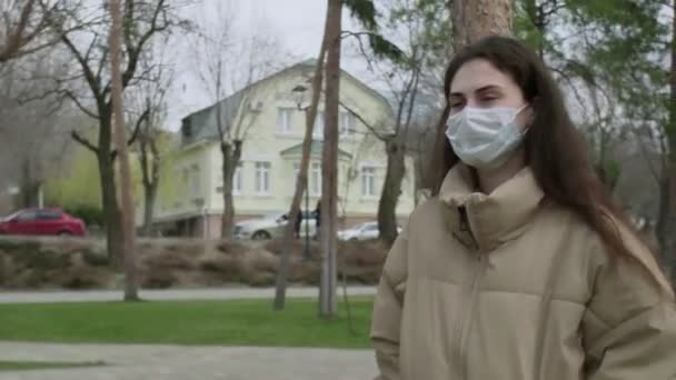 Bella donna con maschera medica passeggiando nel centro di una città vuota durante Coronavirus COVID-19 Pandemia epidemica Covid-19 protezione coronavirus — Video Stock