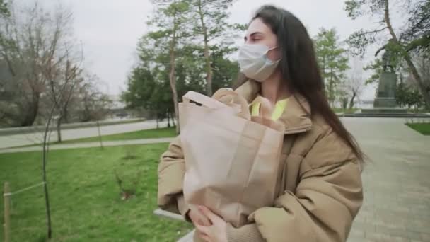 Wanita Muda Memakai Topeng Pelindung Berdiri Dengan Tas Belanja Selama Coronavirus Covid 19 Epidemic Pandemic Covid 19 Perlindungan Coronavirus Stok Video C Stanis88 381429896