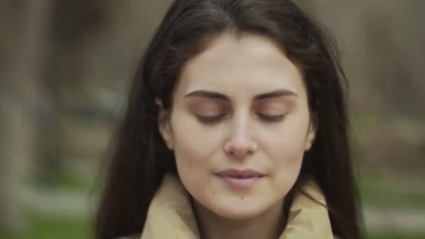 Retrato de mulher jovem espirra em uma limpeza ao ar livre — Vídeo de Stock