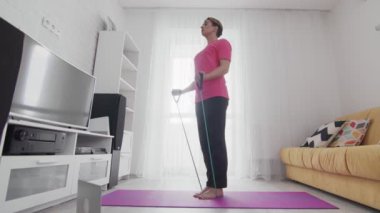 Direniş bandıyla makyaj yapan genç transseksüel homoseksüel adam.