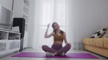 Evinde boynunda dövme olan genç ve güzel bir kadın.