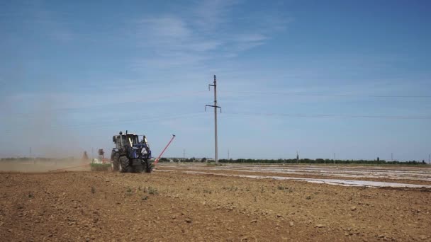 Farmer in tractor preparing field for seeding tomato — Stock Video