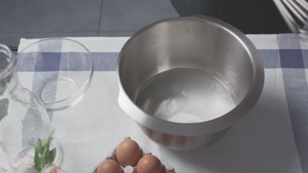 Professionele chef-kok kookt taart. jong aantrekkelijk huisvrouw maakt gebruik van garde naar mix suiker en olie in metalen kom — Stockvideo
