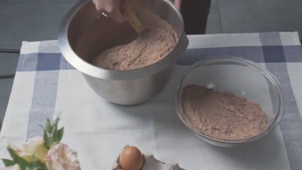 El chef profesional está cocinando pastel. Vista superior de ama de casa mezcla masa para pastel de chocolate — Vídeos de Stock