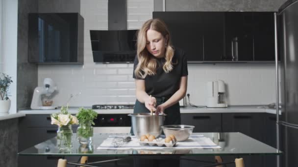 Professionell kock lagar tårta. Ung attraktiv hemmafru blandar deg till chokladkaka — Stockvideo