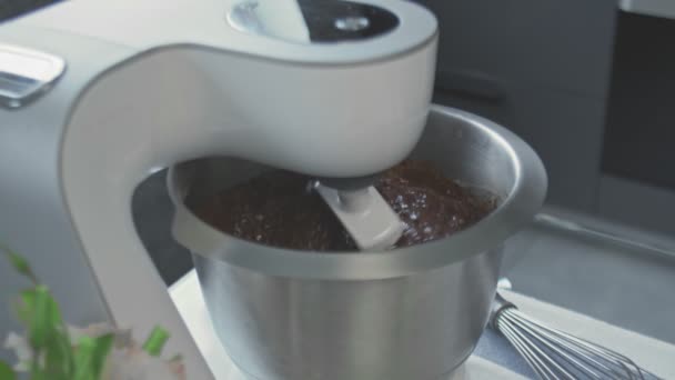 Profi-Koch kocht Kuchen. Nahaufnahme einer Frau, die einen professionellen Mixer mit Schokolade für Kuchen anmacht — Stockvideo