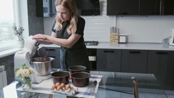 Profesjonalny kucharz gotuje ciasto. Kobieta wyłącza profesjonalny mikser na wyciąga trzepaczkę — Wideo stockowe
