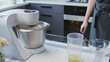 Profesyonel şef kek pişiriyor. Profesyonel karıştırıcı çalışıyor.