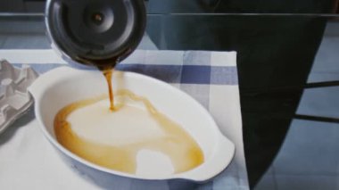 Profesyonel şef tiramisu keki pişiriyor. Genç ve çekici ev hanımı tiramisu keki yapmak için kahve hazırlıyor.
