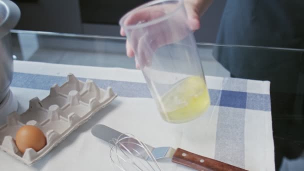 Frau hält Plastikbecher mit Eiern in der Hand — Stockvideo