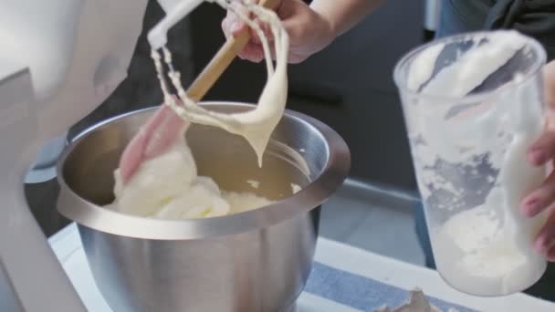 El chef profesional está cocinando pastel. Joven ama de casa atractiva pone crema blanca en mezclador profesional — Vídeos de Stock