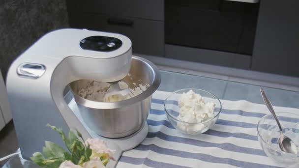 A profi séf tortát főz. Szakmai mixer munkák közelsége. — Stock videók