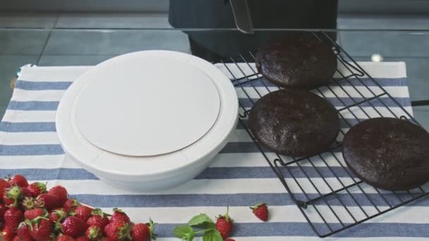 Profesionální kuchař vaří dort. Mladý atraktivní hospodyňka používá nůž odříznout přebytečný dort — Stock video