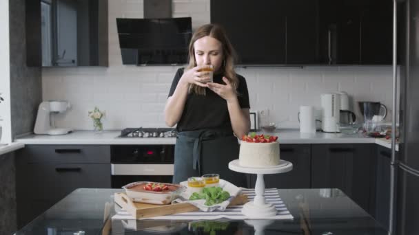 Profi-Koch kocht Kuchen. Schöne weiße Torte mit Erdbeere, Panna Cotta und Tiramisu auf dem Tisch — Stockvideo