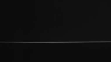 Transperent çay kaşığı siyah arkaplan yavaş çekim videosuna düşer.