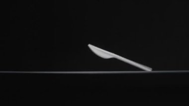 Beyaz bıçaklar siyah arka plan yavaş çekim videosuna düşer.