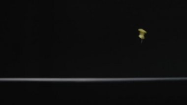 Renkli iğneler siyah arkaplan yavaş çekim videosuna düşer.