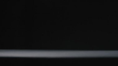 Kağıt Kıskaç siyah arkaplan yavaş çekim video üzerine düşer.