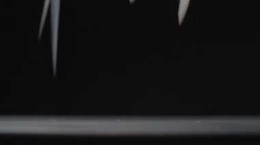 Beyaz bıçaklar siyah arka plan yavaş çekim videosuna düşer.