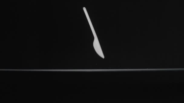 Weiße Messer fallen auf schwarzem Hintergrund Zeitlupe Video. — Stockvideo