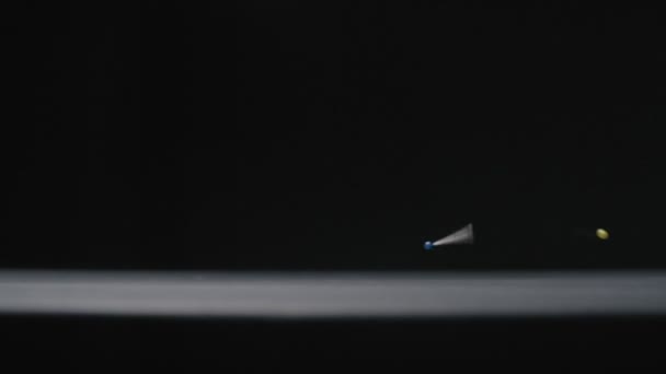 Έγχρωμες βελόνες πέφτουν σε μαύρο φόντο βίντεο αργής κίνησης. — Αρχείο Βίντεο