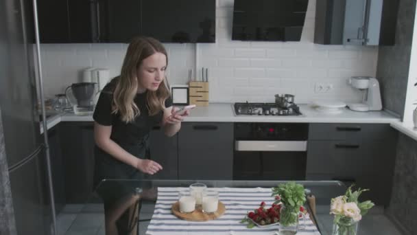 Confectionery blog. Woman in black shirt photographing Panna Cotta with orange — Stock Video