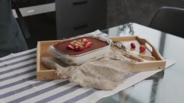 Profesyonel şef tiramisu keki pişiriyor. Kadının tiramisu keki pişirmesi bitti.