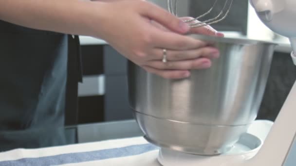 El chef profesional está cocinando pastel. Primer plano de las manos de la mujer pone un recipiente de metal en el mezclador profesional — Vídeos de Stock