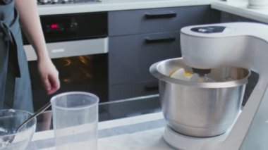 Profesyonel şef kek pişiriyor. Profesyonel karıştırıcı çalışıyor.