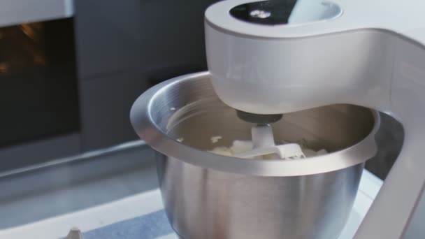 Le chef cuisinier cuisine des gâteaux. Gros plan sur les travaux de mélangeur professionnel . — Video