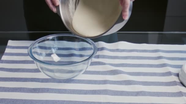 Профессиональный повар готовит торт. Молодой привлекательный повар наливает белый крем в стеклянную чашу — стоковое видео